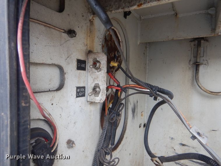 image for item HW9845 2004 International 4300  service truck