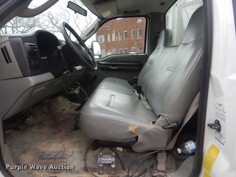 image for item HW9847 2006 Ford F450  flatbed truck