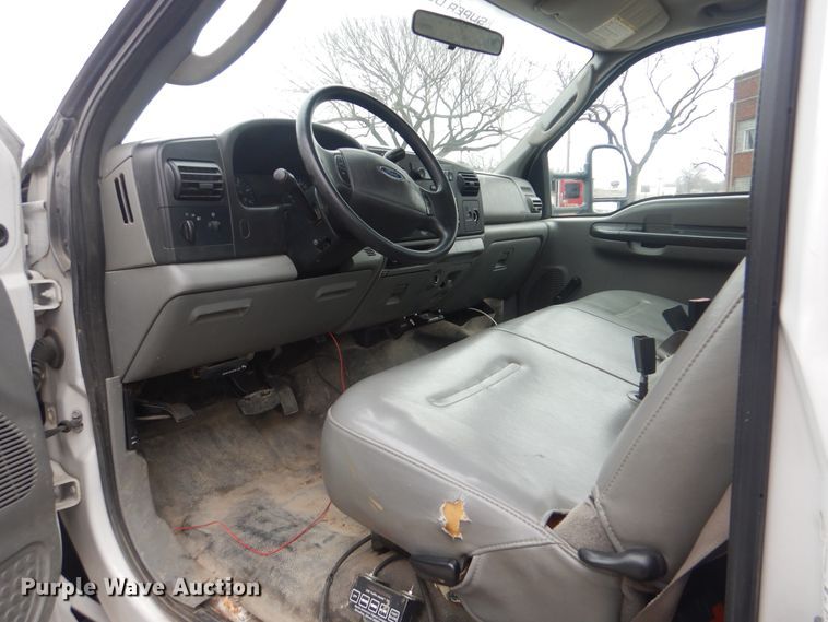 image for item HW9847 2006 Ford F450  flatbed truck