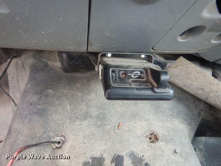 image for item HW9847 2006 Ford F450  flatbed truck