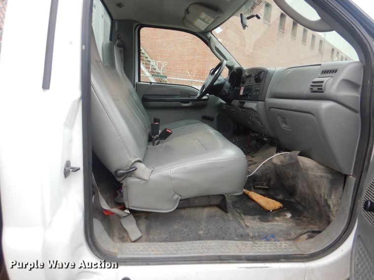 image for item HW9847 2006 Ford F450  flatbed truck