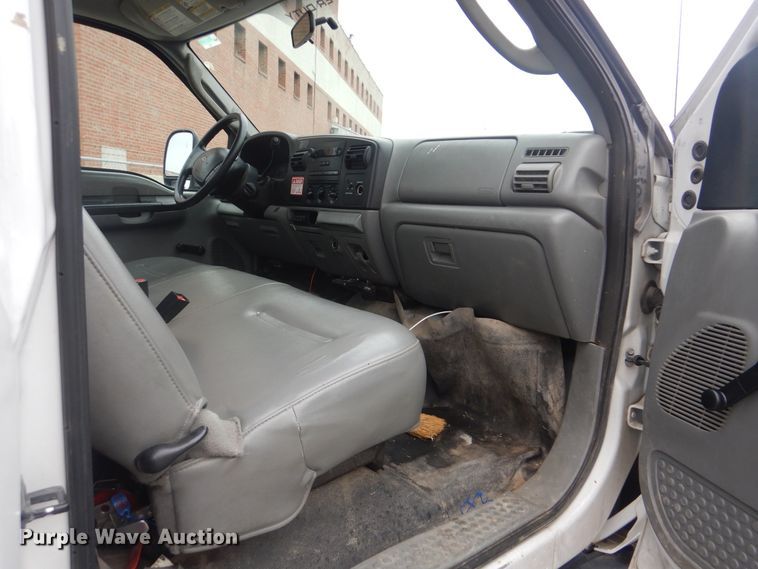 image for item HW9847 2006 Ford F450  flatbed truck