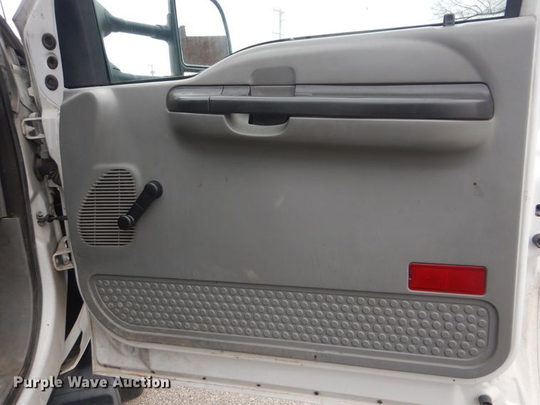 image for item HW9847 2006 Ford F450  flatbed truck