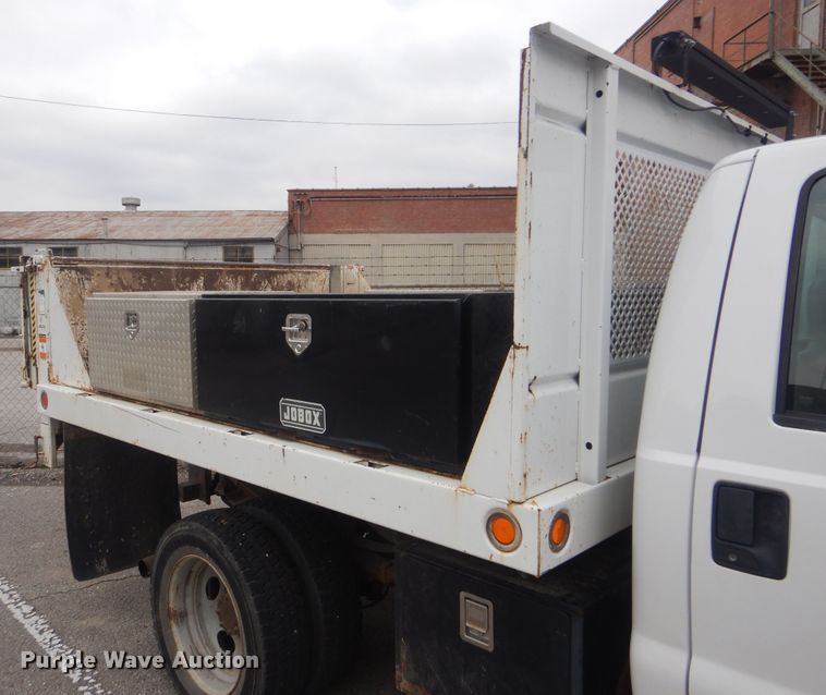 image for item HW9847 2006 Ford F450  flatbed truck