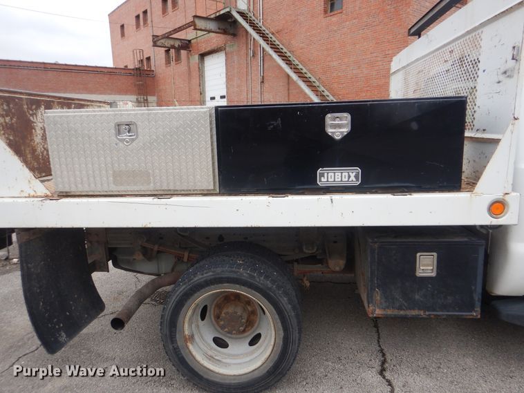 image for item HW9847 2006 Ford F450  flatbed truck