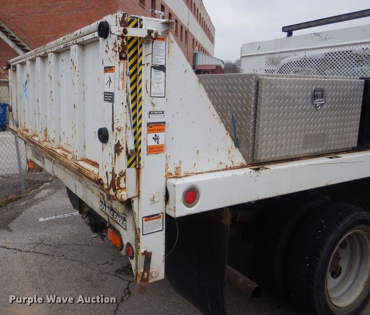 image for item HW9847 2006 Ford F450  flatbed truck