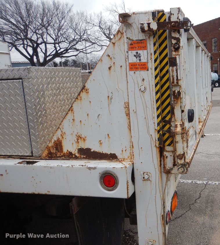 image for item HW9847 2006 Ford F450  flatbed truck