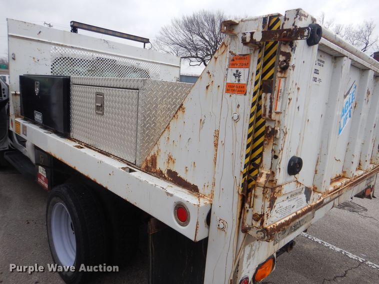 image for item HW9847 2006 Ford F450  flatbed truck