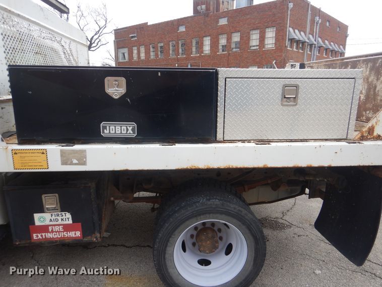 image for item HW9847 2006 Ford F450  flatbed truck