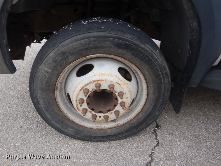 image for item HW9847 2006 Ford F450  flatbed truck