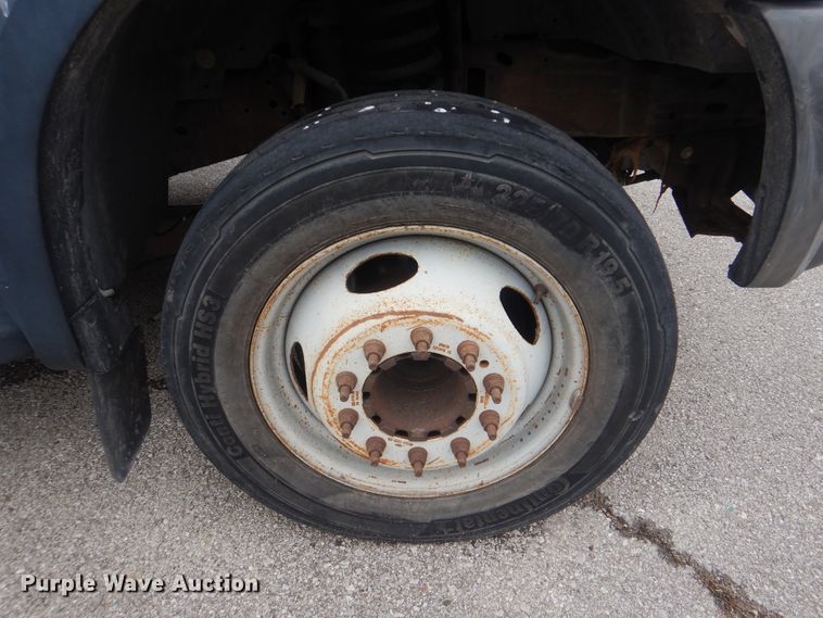 image for item HW9847 2006 Ford F450  flatbed truck