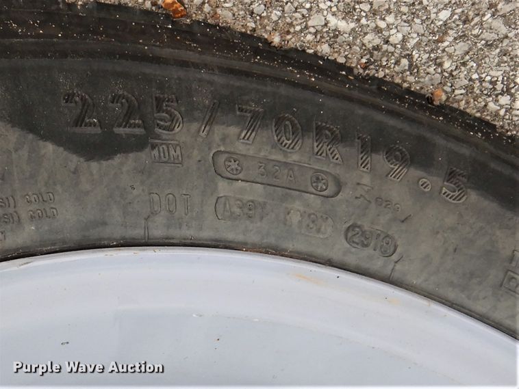 image for item HW9847 2006 Ford F450  flatbed truck