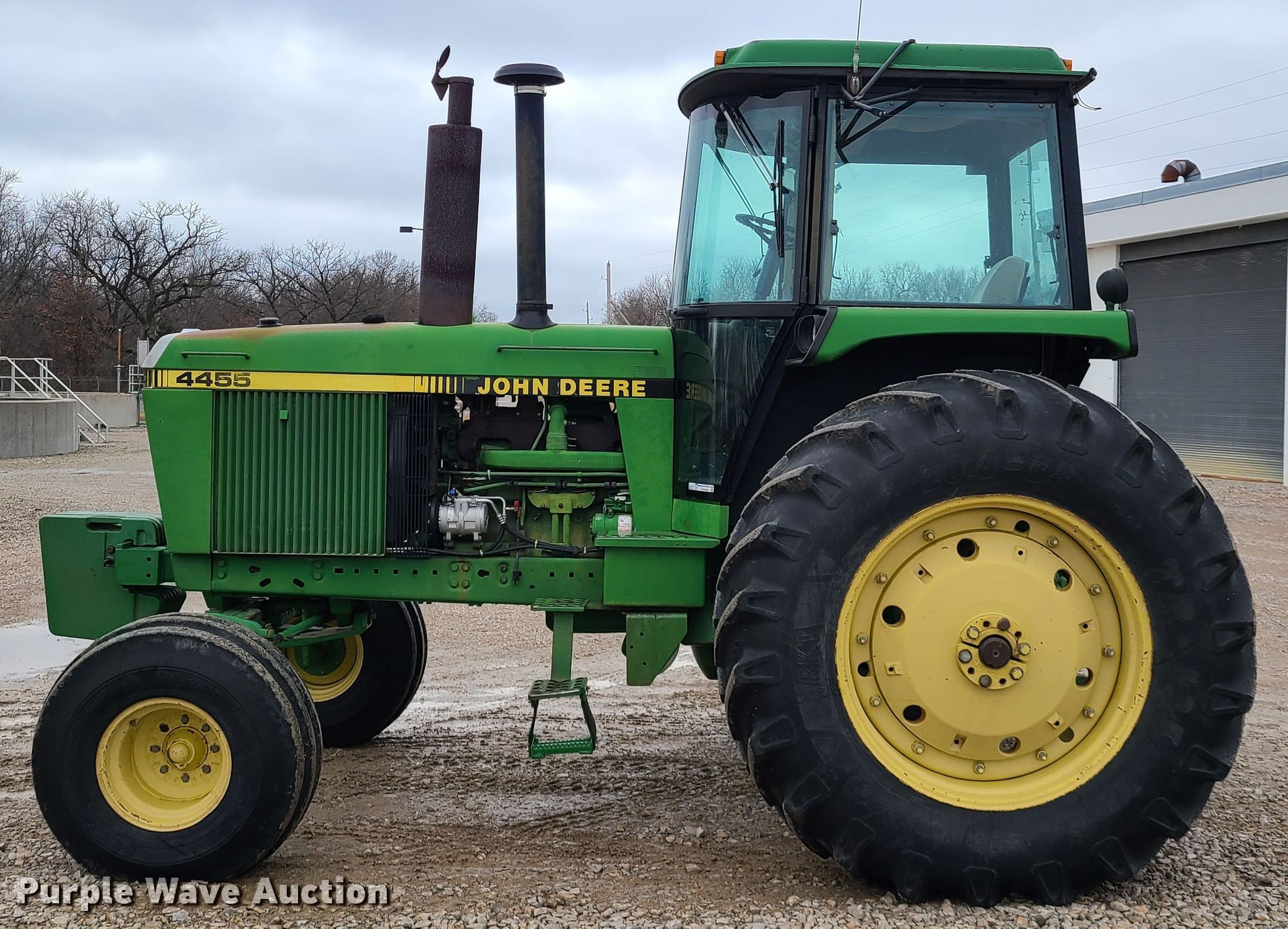 1992 John Deere 4455 tractor in Warrensburg, MO Item FW9668 sold Purple Wave