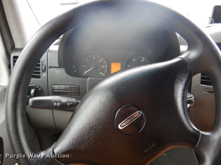 image for item DA5276 2012 Freightliner Sprinter 3500  box truck