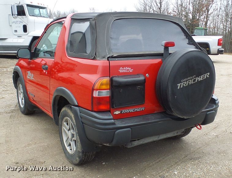 image for item DC2820 2001 Chevrolet Tracker SUV