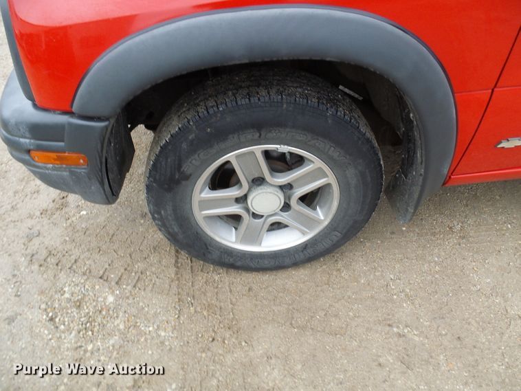 image for item DC2820 2001 Chevrolet Tracker SUV