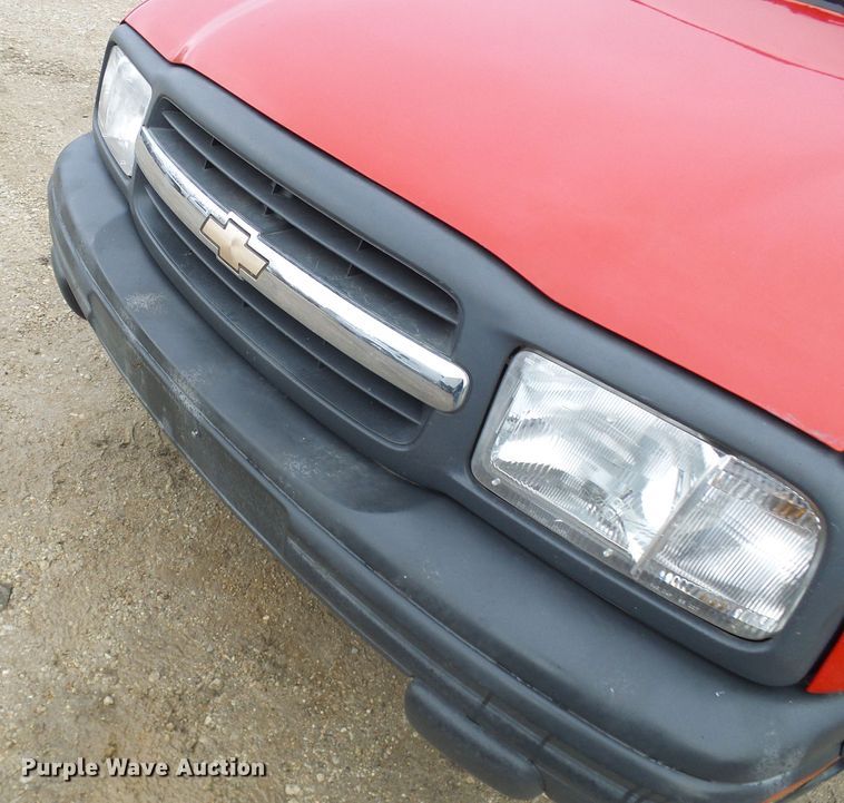 image for item DC2820 2001 Chevrolet Tracker SUV