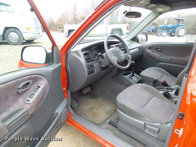 image for item DC2820 2001 Chevrolet Tracker SUV