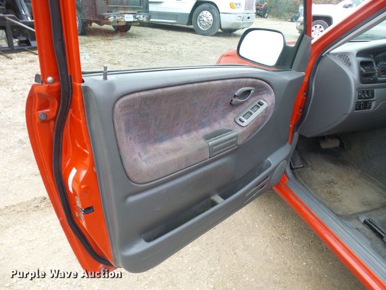 image for item DC2820 2001 Chevrolet Tracker SUV