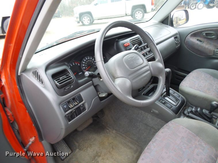 image for item DC2820 2001 Chevrolet Tracker SUV
