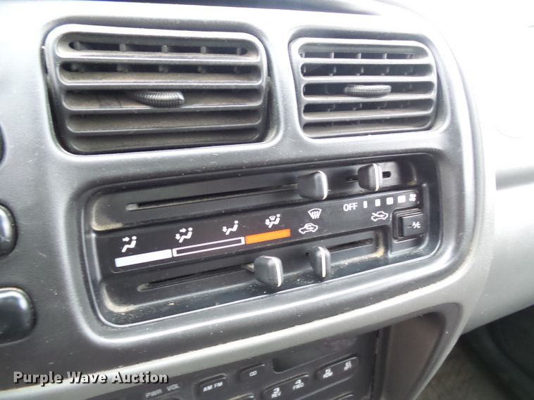 image for item DC2820 2001 Chevrolet Tracker SUV