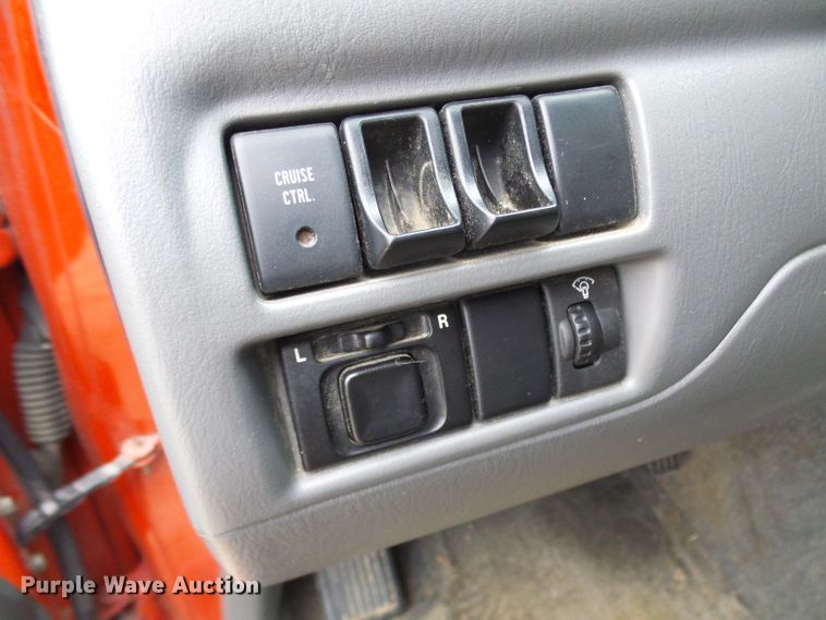 image for item DC2820 2001 Chevrolet Tracker SUV