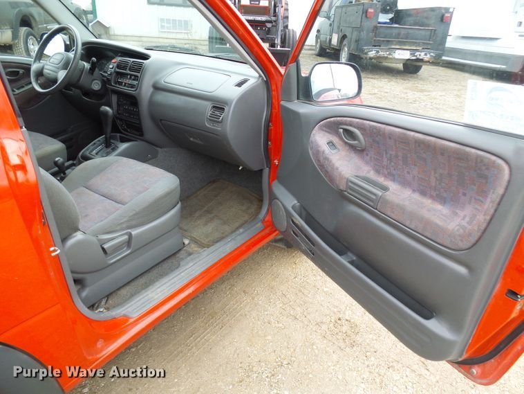 image for item DC2820 2001 Chevrolet Tracker SUV