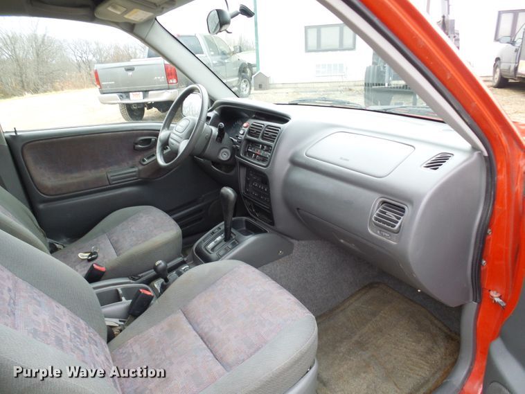 image for item DC2820 2001 Chevrolet Tracker SUV