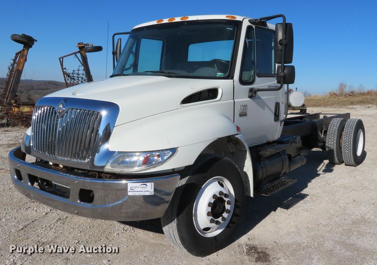 image for item DH0608 2007 International 4300  truck cab and chassis