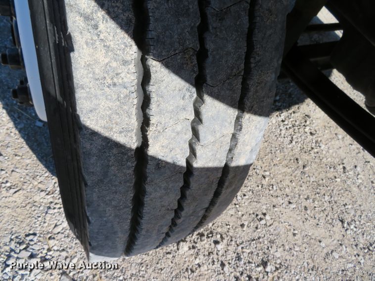 image for item DH0608 2007 International 4300  truck cab and chassis