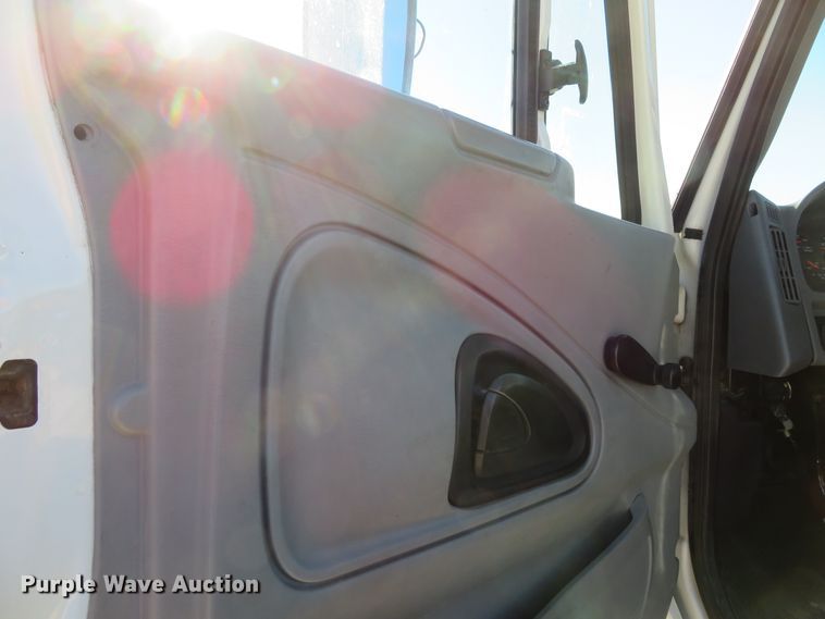 image for item DH0608 2007 International 4300  truck cab and chassis