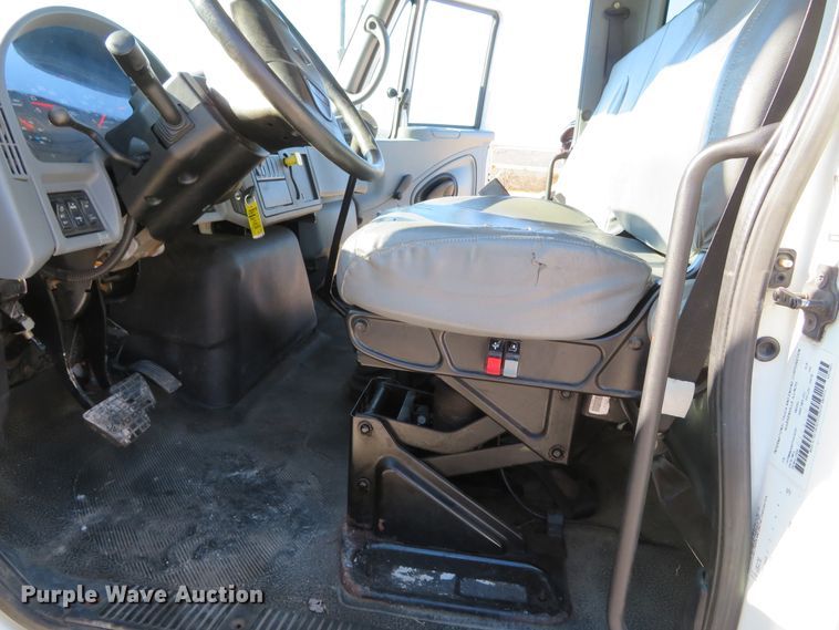 image for item DH0608 2007 International 4300  truck cab and chassis