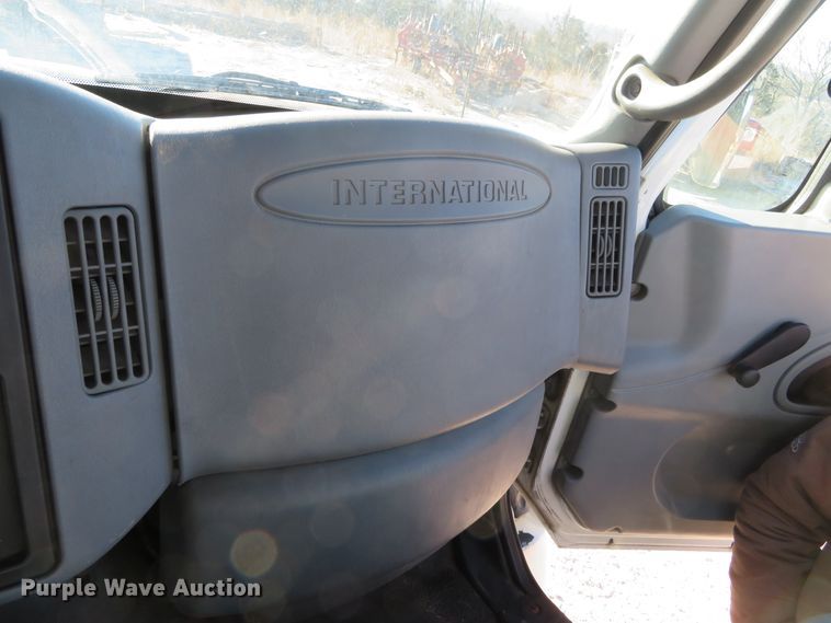 image for item DH0608 2007 International 4300  truck cab and chassis
