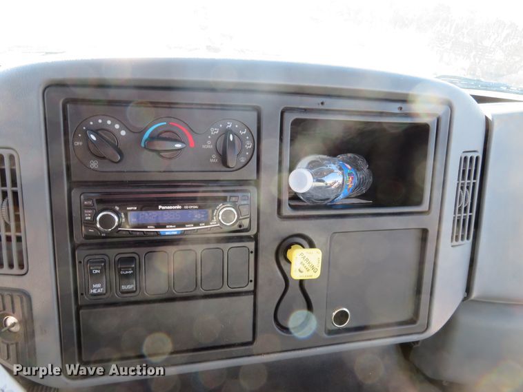 image for item DH0608 2007 International 4300  truck cab and chassis