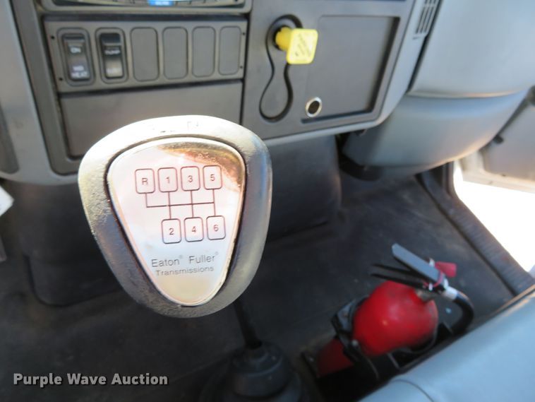 image for item DH0608 2007 International 4300  truck cab and chassis