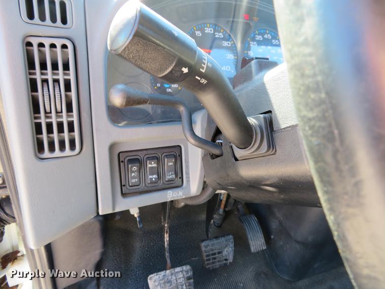 image for item DH0608 2007 International 4300  truck cab and chassis