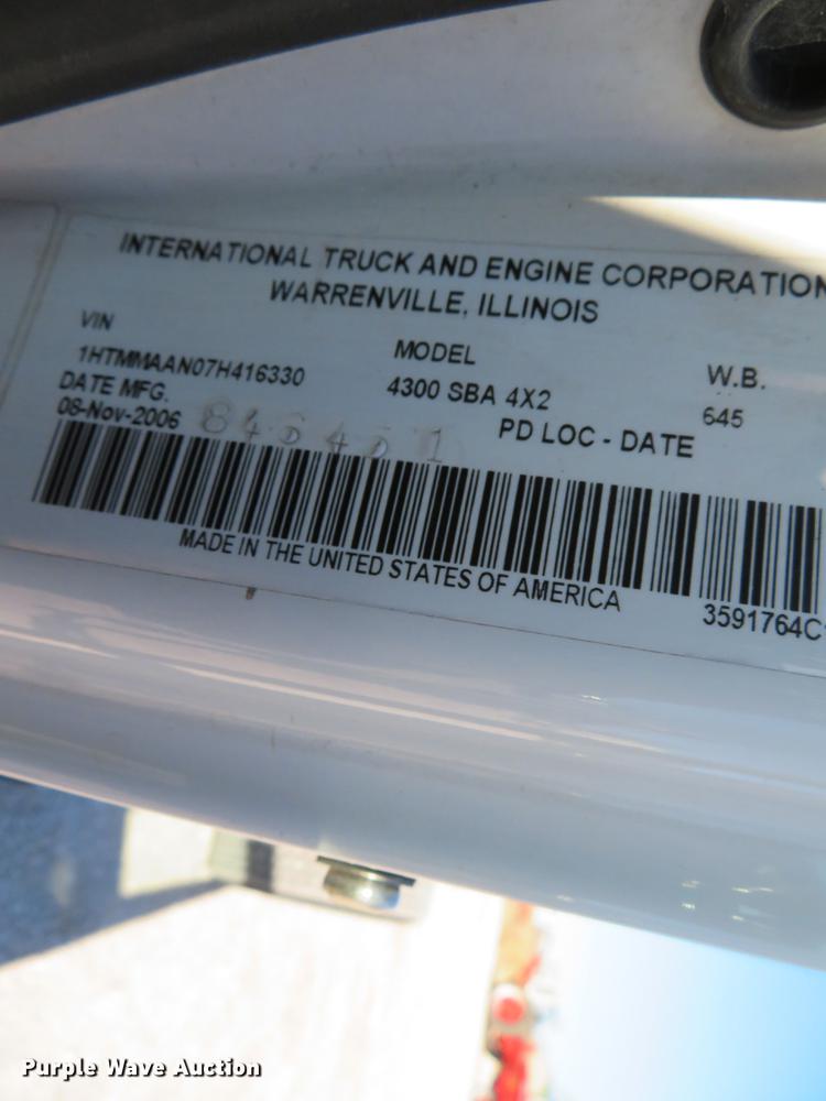 image for item DH0608 2007 International 4300  truck cab and chassis