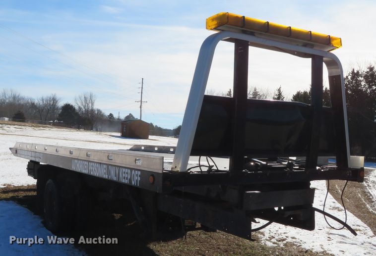 Chevron rollback bed in Potosi, MO Item DH0652 sold Purple Wave