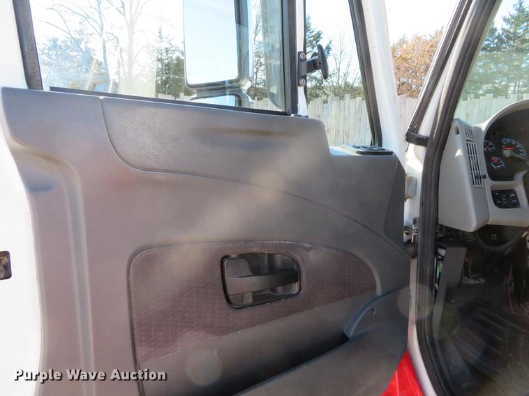 image for item DH0654 2011 International DuraStar 4300  tow truck