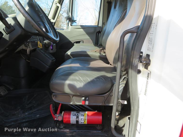 image for item DH0654 2011 International DuraStar 4300  tow truck