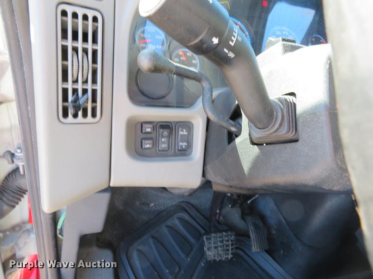 image for item DH0654 2011 International DuraStar 4300  tow truck