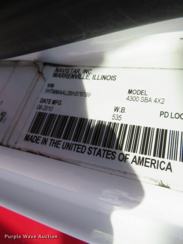 image for item DH0654 2011 International DuraStar 4300  tow truck