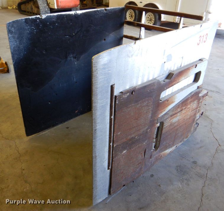 Forklift squeeze clamp in Justin, TX Item DH5437 sold Purple Wave