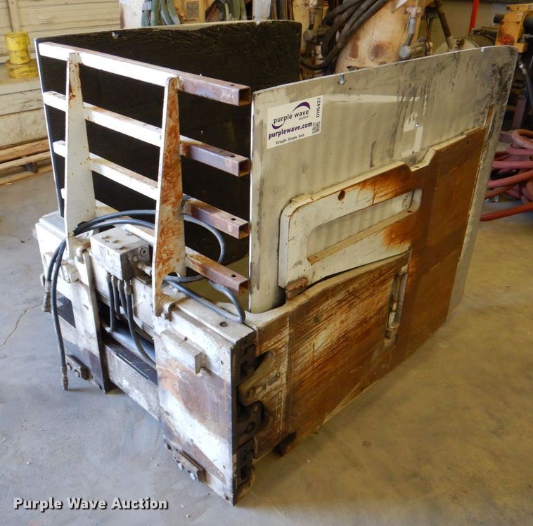 Forklift squeeze clamp in Justin, TX Item DH5437 sold Purple Wave