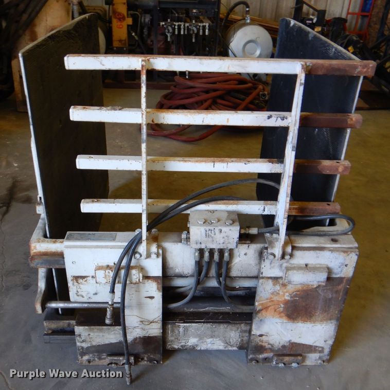 Forklift squeeze clamp in Justin, TX Item DH5437 sold Purple Wave