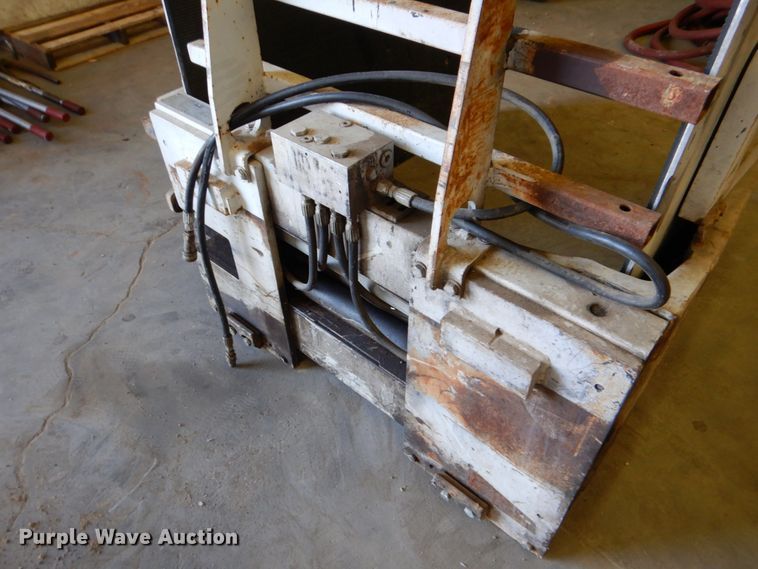 Forklift squeeze clamp in Justin, TX Item DH5437 sold Purple Wave