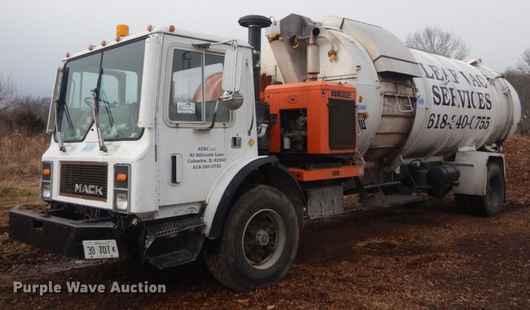 image for item DI1082 1986 Mack MR685RP  vacuum truck
