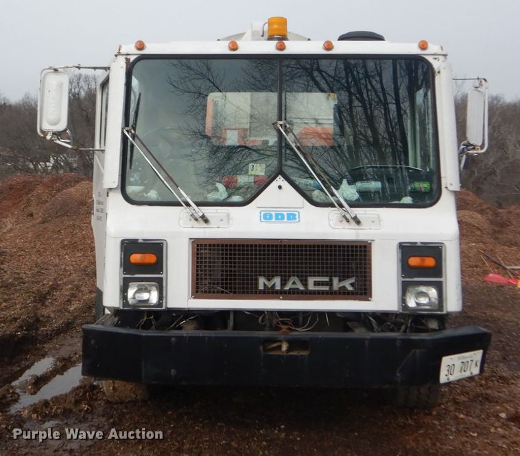 image for item DI1082 1986 Mack MR685RP  vacuum truck