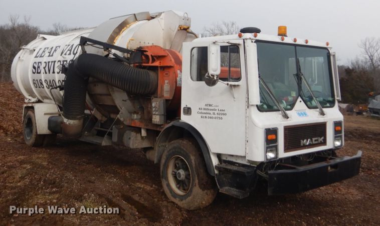 image for item DI1082 1986 Mack MR685RP  vacuum truck