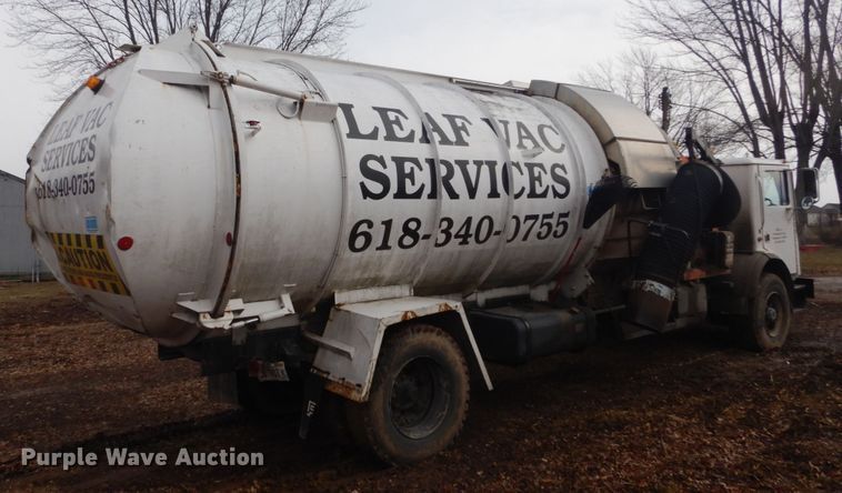 image for item DI1082 1986 Mack MR685RP  vacuum truck